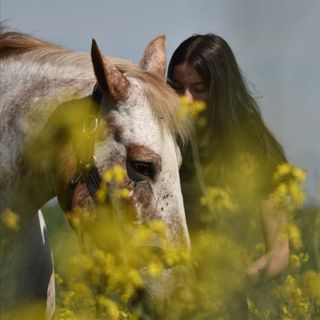 photo d'Emma et de son cheval.